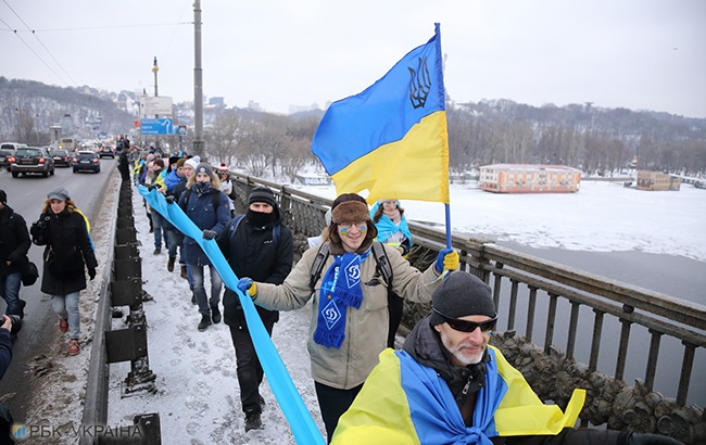 День Соборности: украинцы создали &quot;живую цепь&quot; и развернули национальный флаг (яркий фоторепортаж)